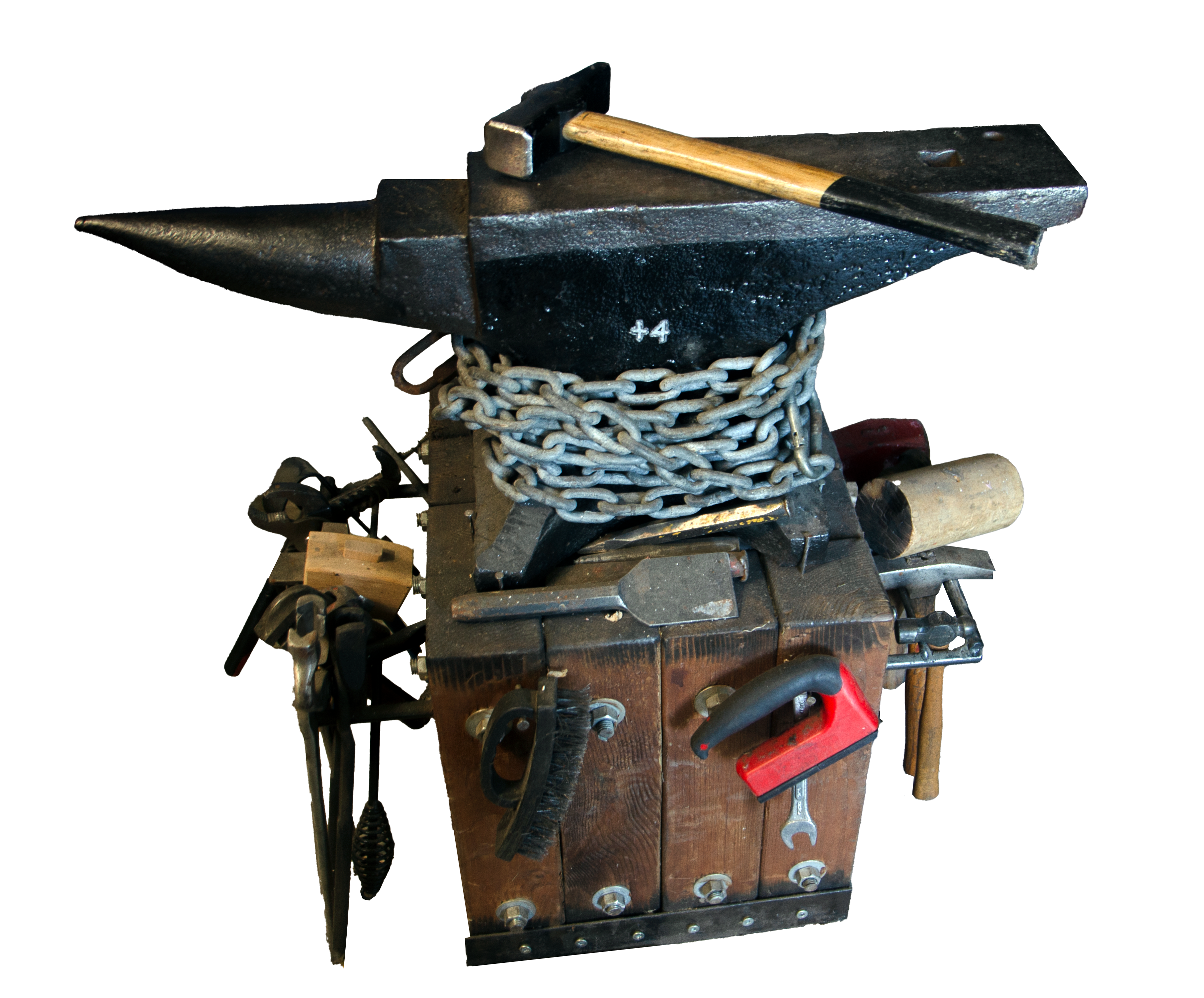 Enclume de forge de l'atelier de Louis-Martin Carrière, entourée d'outils de coutellerie